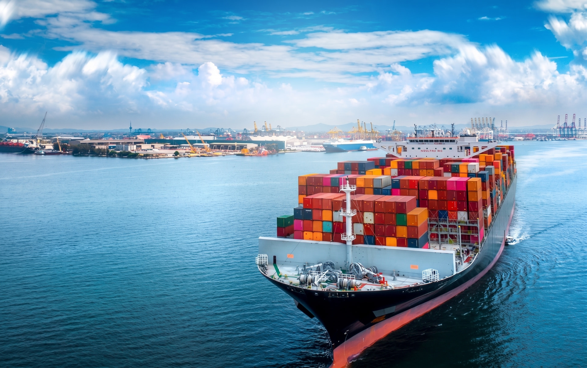 Navio porta-contêineres deixando terminal portuário em operação de comércio exterior
